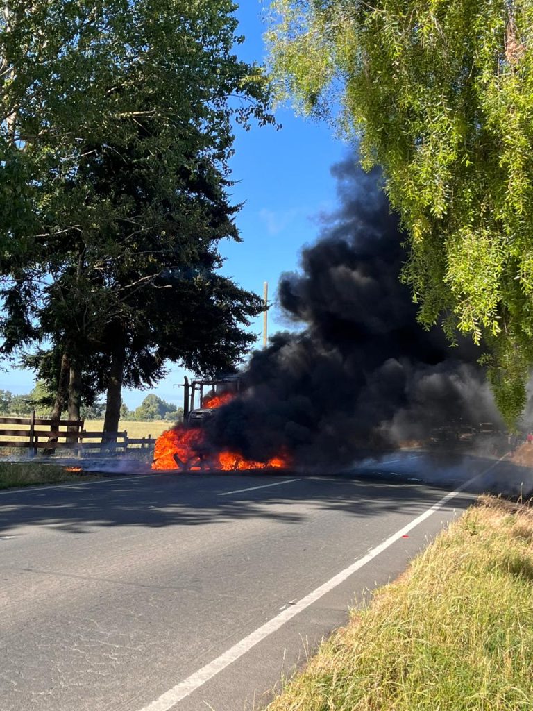 Incendio en tractor agrícola provoca interrupción temporal del tránsito en sector Chiscahue