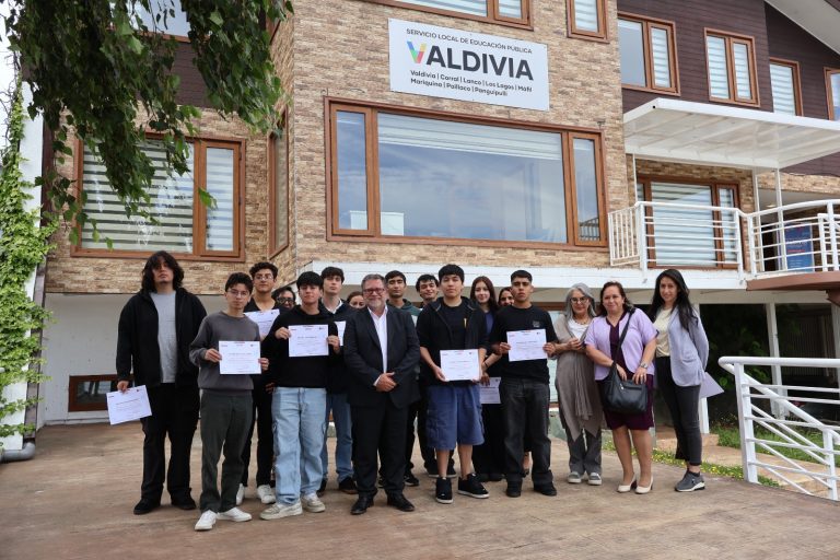11 estudiantes reciben reconocimiento por puntajes en la PAES en la provincia de Valdivia