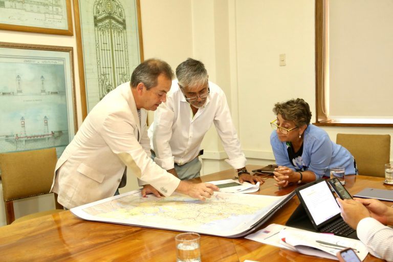 Alcalde de Río Bueno se reunió en Santiago con ministros de Vivienda y Obras Públicas