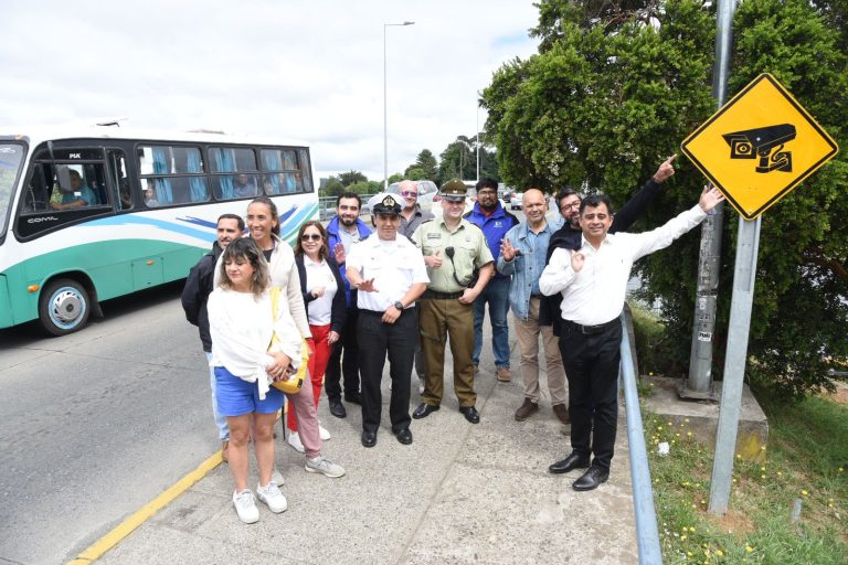 Inauguran nuevas señaléticas preventivas en puentes Calle Calle y Pedro de Valdivia