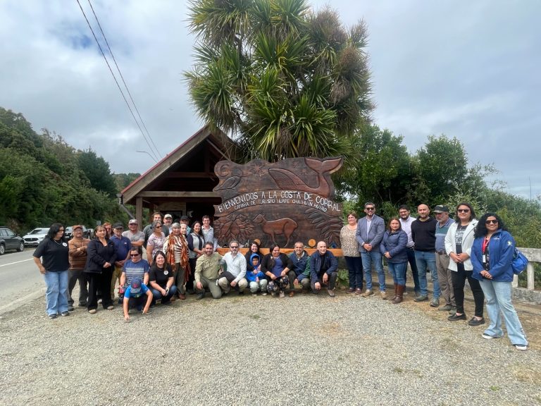 Autoridades y vecinos inauguraron señalética turística en Corral promovida por CONAF y TNC
