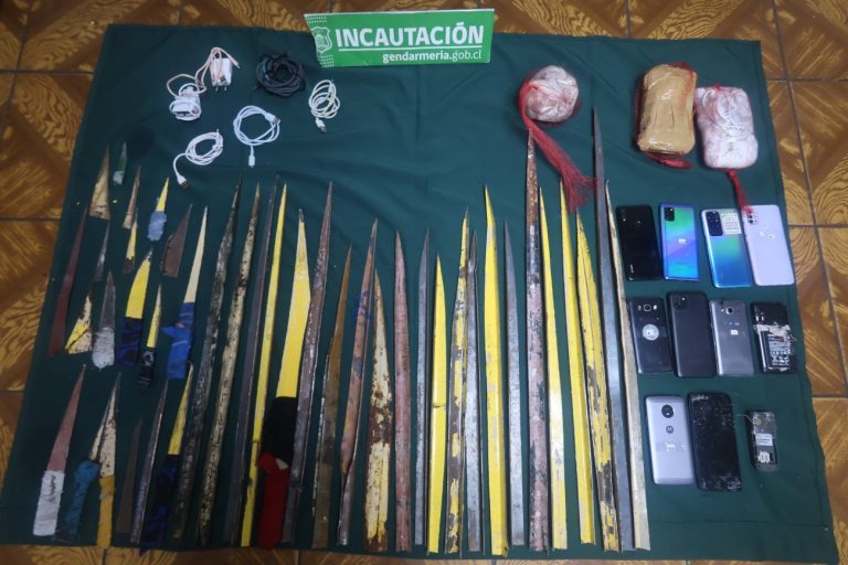 Nuevo allanamiento en Complejo Penitenciario Valdivia sacó de circulación 46 armas blancas y 24 teléfonos celulares