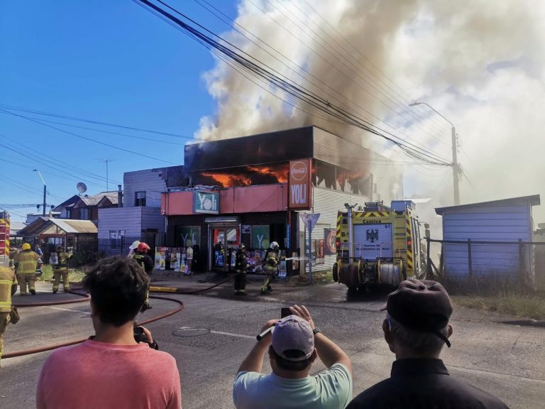 Bomberos controló incendio en minimarket de Río Bueno