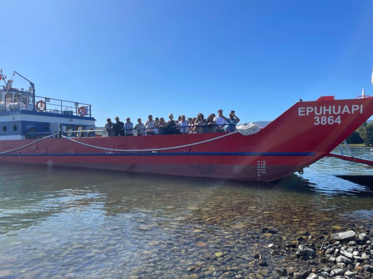Barcaza Epu Huapi retoma operaciones en la zona lacustre ampliando al doble su capacidad