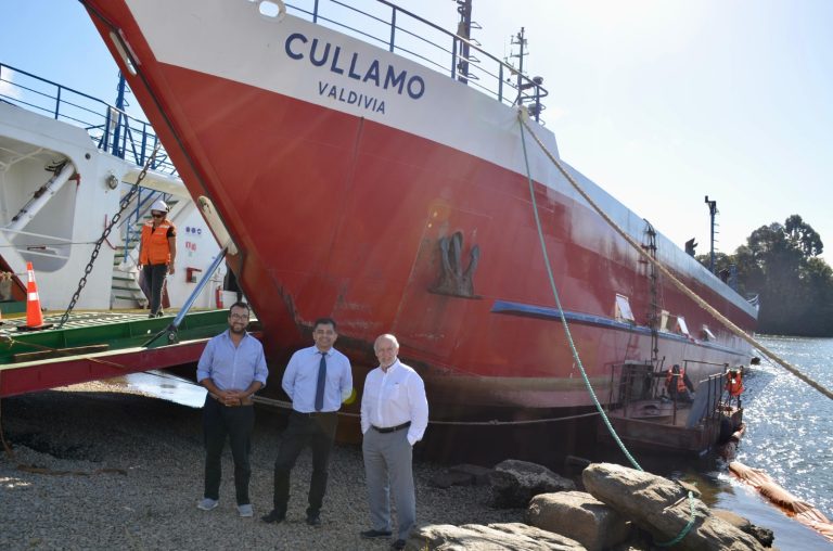 Iniciaron trabajos de reparación para la barcaza Cullamó