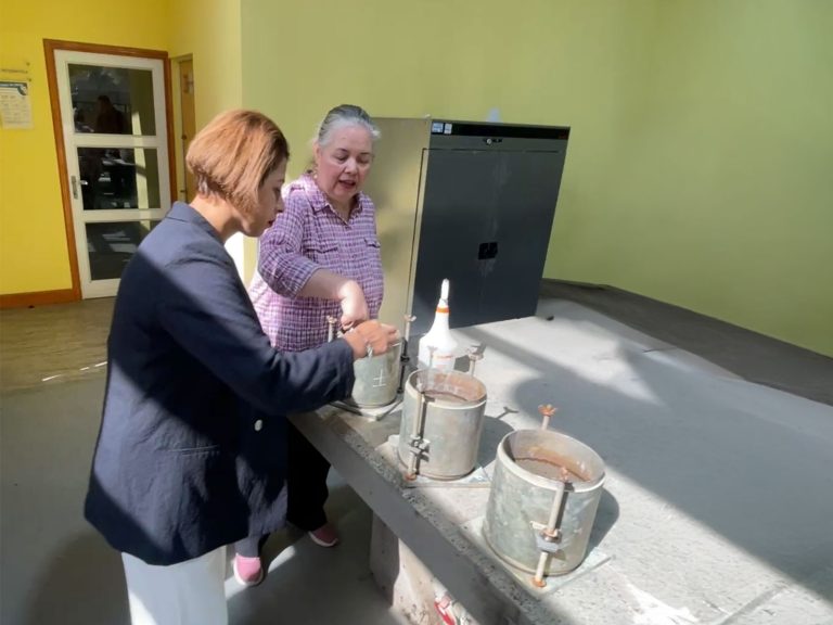 Seremi destaca labor del Laboratorio Regional de Vialidad MOP durante visita a instalaciones