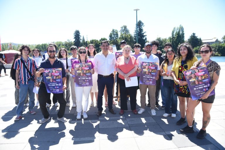 Jóvenes y autoridades intervienen la costanera de Valdivia para concienciar sobre la violencia de género