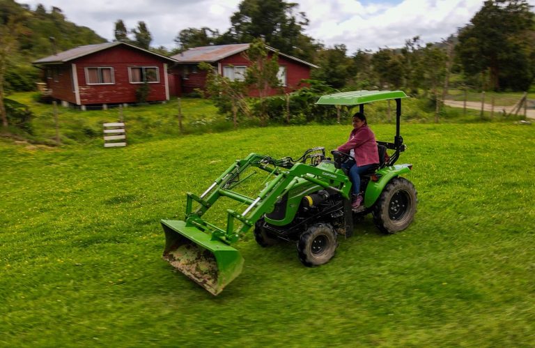 Agricultores de Hueicolla cuentan con nuevo tractor gracias a INDAP y el Gobierno Regional