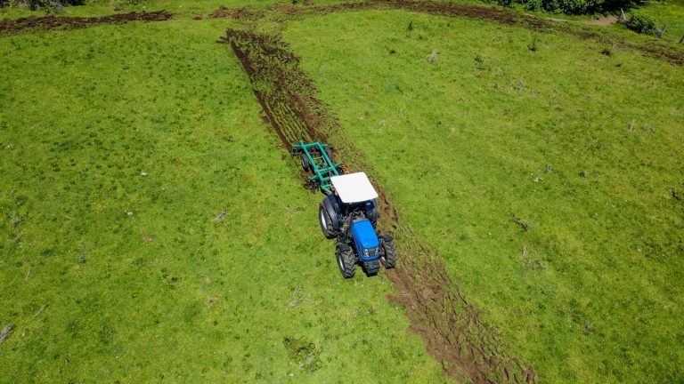 Con apoyo de INDAP y el GORE, Cooperativa Caunacoop revitaliza su producción agrícola en Futrono con nueva maquinaria