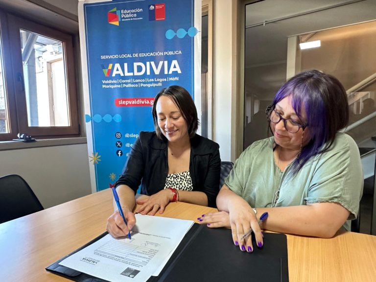 SLEP Valdivia y empresas adjudicadas firman contratos de suministro para áreas verdes, cierres perimetrales y control de plagas