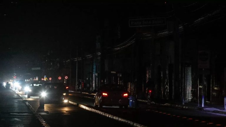 Coordinador Eléctrico Nacional entrega balance sobre el restablecimiento del suministro tras megacorte en Chile