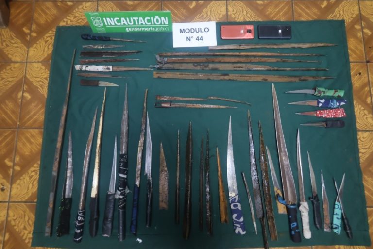 Allanamiento en Complejo Penitenciario de Valdivia permite sacar de circulación celulares y armas blancas