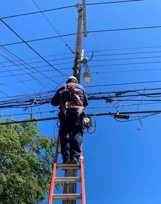 Contraloría toma razón de reglamento de la Ley que establece el retiro y ordenamiento de cables