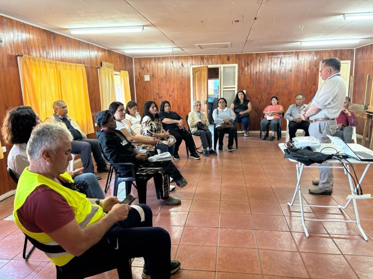 Seremi de Salud se reúne con vecinos de Corral para reforzar medidas preventivas contra el Hantavirus