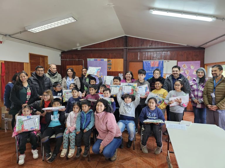 JUNAEB realizó entrega de más de 20 set de útiles en la Escuela Rural de Isla Huapi