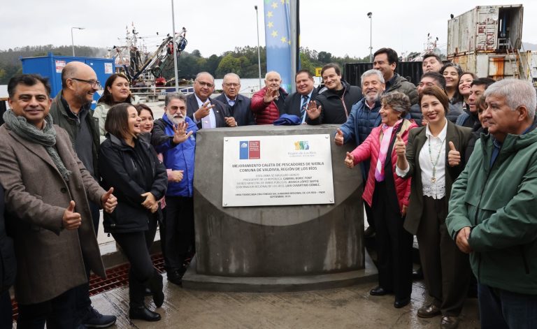 Ministra MOP y GORE inauguran renovada caleta de pesca artesanal en Niebla y asfaltado de Ruta Mulpún en Máfil