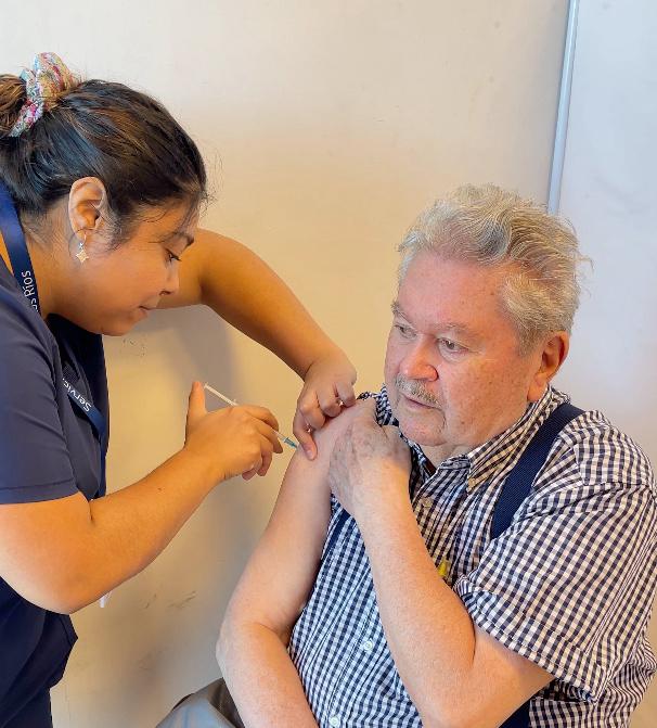 Refuerzo de la Campaña de Invierno 2025 en la comuna: equipos de salud despliegan operativos de vacunación