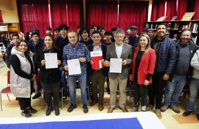 Liceo Técnico de Río Bueno e INACAP firman convenio para potenciar la educación técnica de los estudiantes