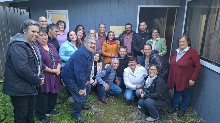 Vecinos de Crucero mejoran sede vecinal con apoyo del FOSIS