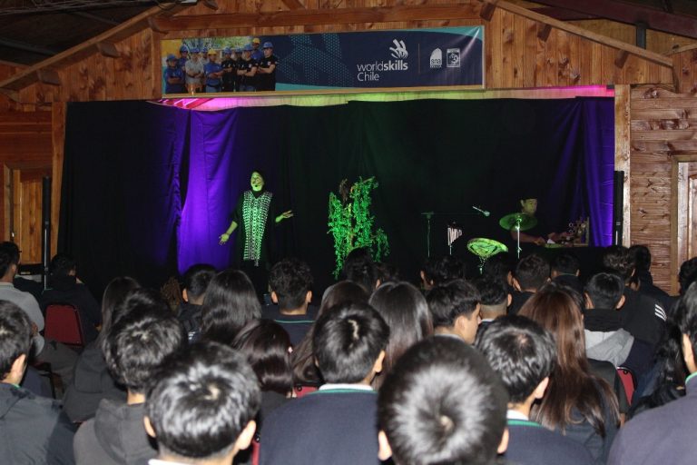 Compañía Cachiporra celebró el día del Libro en el Liceo Bicentenario Industrial «Ingeniero Ricardo Fenner Ruedi»