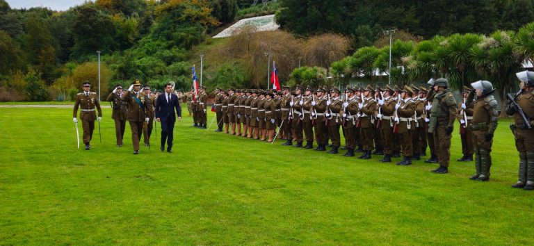 Carabineros de Los Ríos conmemoraron 98 años con la comunidad con ceremonia oficial