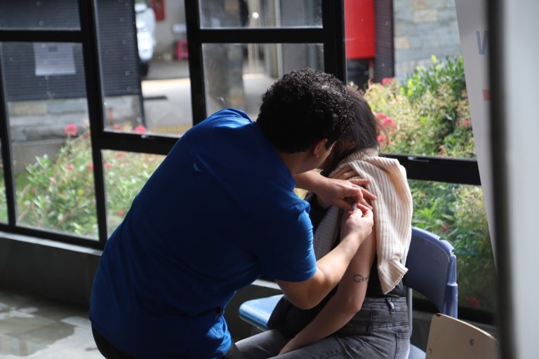 Río Bueno supera el 50% de cobertura en campaña de vacunación contra la influenza