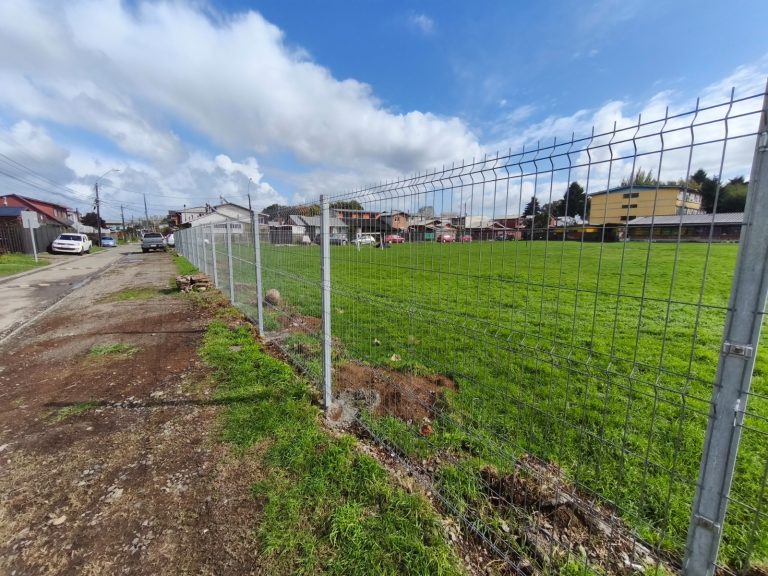 Colegio Teniente Merino cuenta con renovado cierre perimetral de cancha deportiva