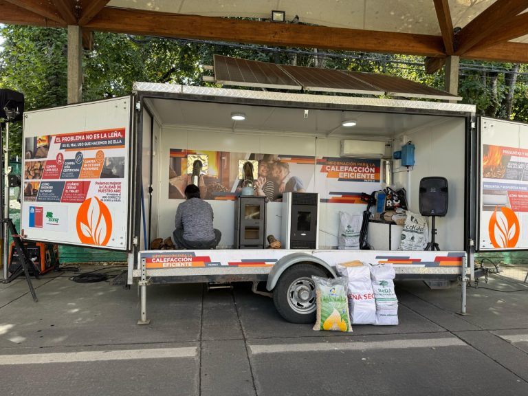 CONAF llama al uso responsable de leña y pellet para enfrentar la contaminación en la región