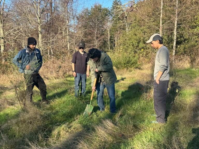 CONAF donó 143 plantas a la Universidad Austral de Chile para su proyecto de bosque comestible