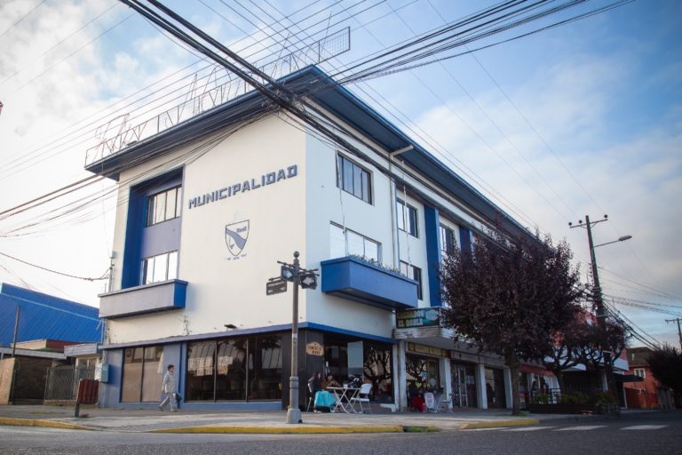 Municipalidad de Río Bueno enfrenta millonaria ola de demandas por despidos tras salida de Carolina Silva