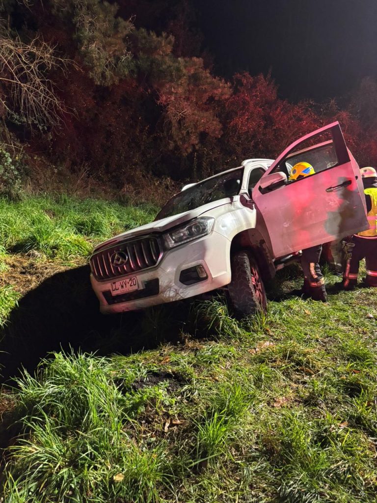 Detienen a hombre con arresto domiciliario nocturno tras volcar vehículo robado en estado de ebriedad en Paillaco