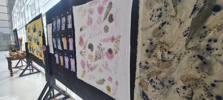 Corte de Apelaciones recibe muestra artística con obras creadas por internos de recintos penales de Los Ríos