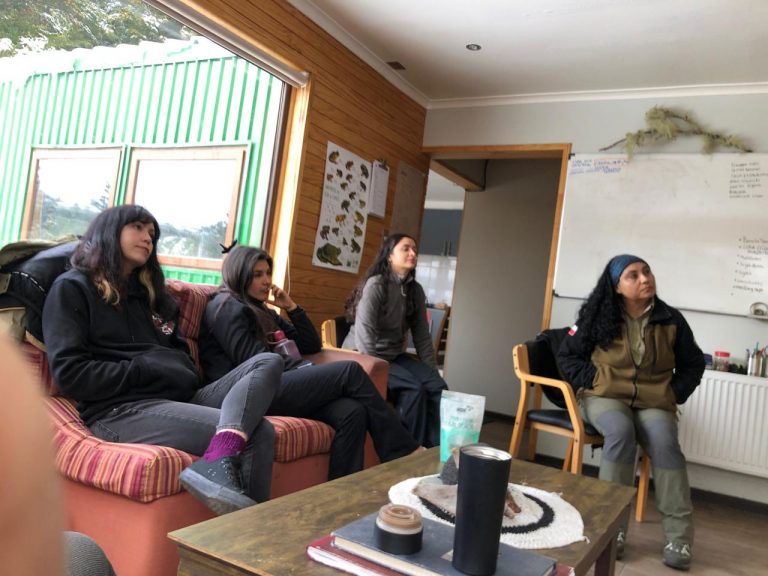 Guardaparques de la Reserva Mocho Choshuenco fortalecen sus capacidades para el censo del Carpintero Magallánico