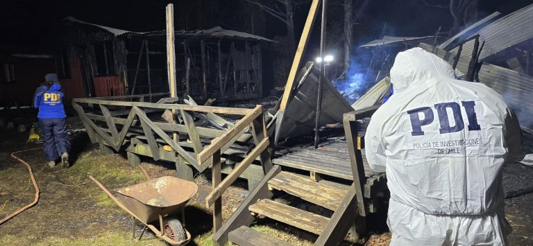 Fiscalía de Los Ríos instruye exámenes de ADN para identificar a persona fallecida en incendio en Panguipulli