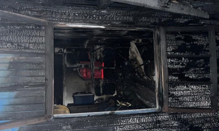Fiscalía investiga a hombre por incendiar casa de su padre y causarle graves quemaduras en Mariquina