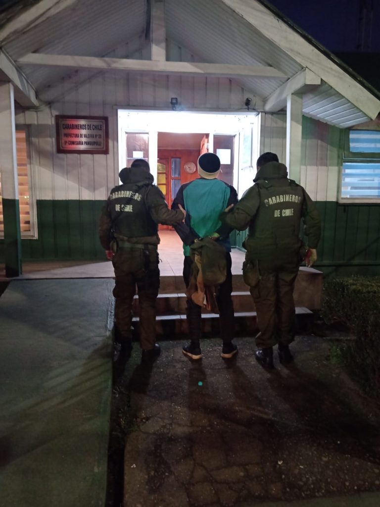 Detienen a sujeto apodado «El Abuelo» por brutal ataque con machete en pleno centro de Panguipulli