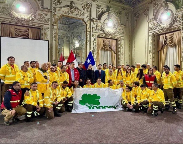 Jefes de brigadas de CONAF Los Ríos viajaron hasta Canadá para combatir incendios forestales
