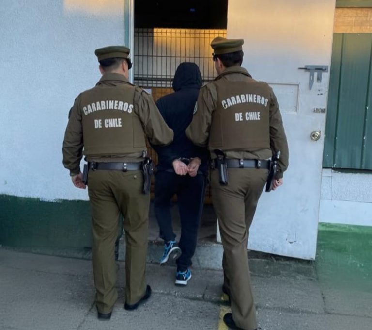 Persecución policial en Valdivia termina con detenido por robo de vehículo, daños y violación de morada