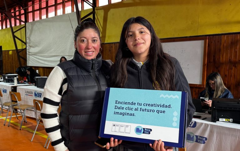 JUNAEB entregó 186 computadores a estudiantes de Futrono en el marco de las Becas TIC