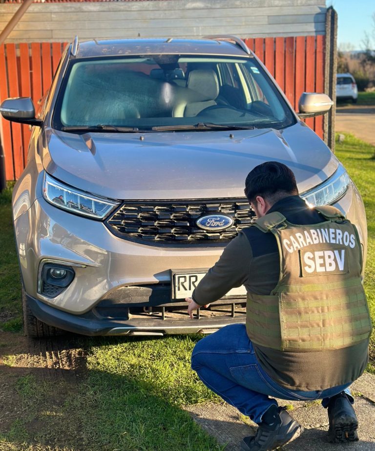 Detienen a mujer en Valdivia por conducir vehículo robado con placas falsas en el barrio Santa Elena