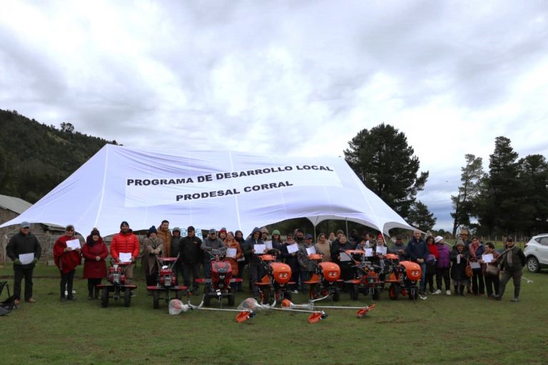 38 familias campesinas reciben maquinarias e infraestructura productiva por medio de INDAP en Corral