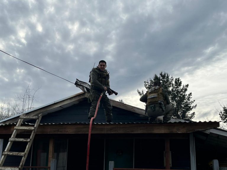 Carabineros en moto controlaron incendio en sector Trafún