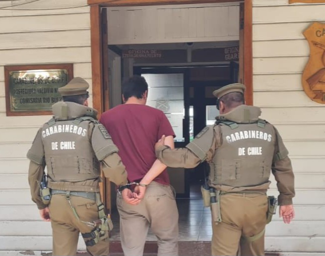 Tres detenidos en Río Bueno tras violento intento de fuga y agresión a Carabineros durante control vehicular