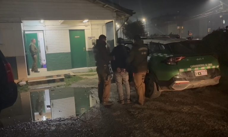 Delincuentes con arresto domiciliario son detenidos tras robar especies desde una camioneta