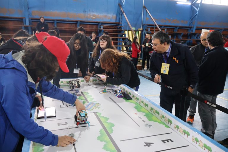 Estudiantes demostraron sus habilidades en primer interescolar de robótica