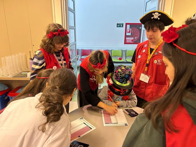 Niñas y niños se convierten en Exploradores del Nanomundo en innovador taller de nanotecnología en Teletón Valdivia