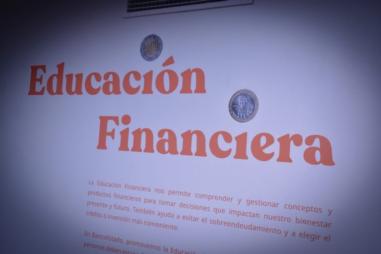 SERNAC e INJUV lanzan curso gratuito de educación financiera para jóvenes