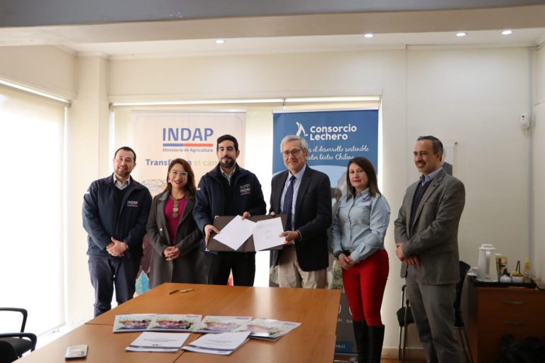 INDAP y Consorcio Lechero impulsarán la sustentabilidad láctea en la agricultura familiar campesina