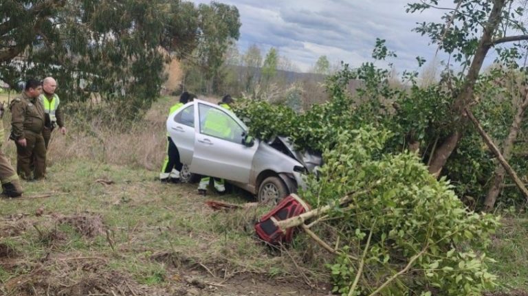 Fiscalía de Los Ríos investiga muerte de conductor que chocó contra un árbol en La Unión