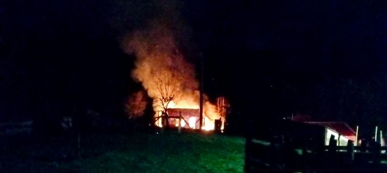 Fiscalía de Los Ríos dirige investigación por incendio en el que falleció una persona en Liquiñe